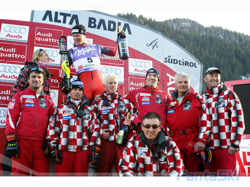 Sguardo d intesa tra Janica e Ivica Kostelic circondati dal Croazia Team