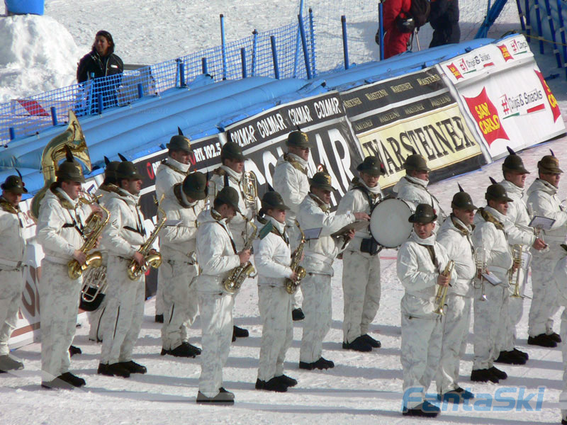 le truppe alpine suonano al parterre