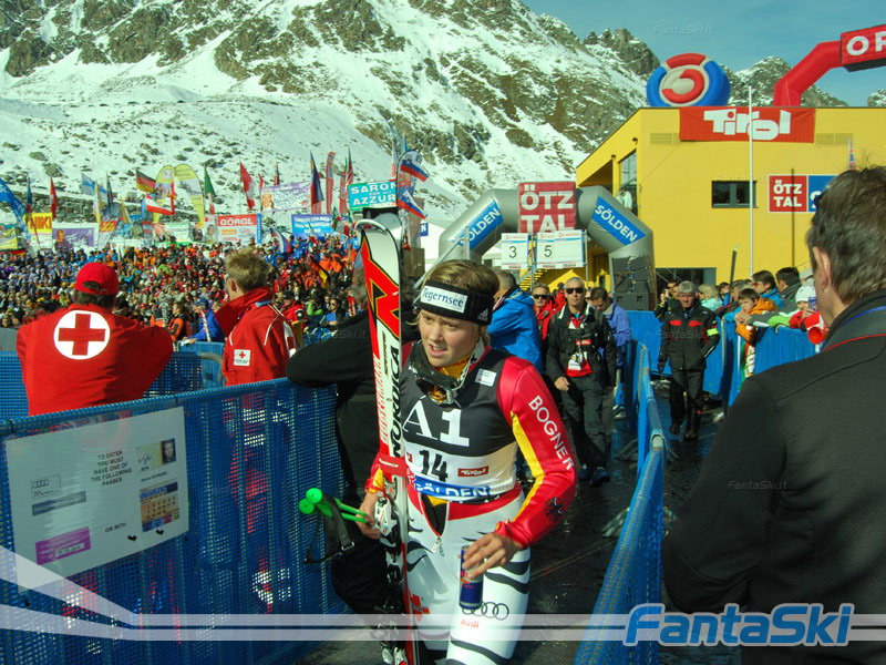 Viktoria Rebensburg corre alla postazione TV