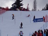 Karin Truppe sul muro spaventa Enrico