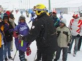 La preparazione degli sci di Maier con Vale sullo sfondo