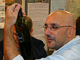 BrunoDalla esamina un vino cileno