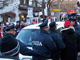 La folla circonda una macchina della RAI dopo l'annullamento della gara