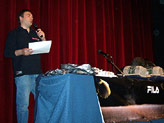 Il palco letteralmente invaso da omaggi e gadgets