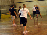 Azzurri e azzurre si rilassano giocando a pallavolo nella palestra di Ushuaia