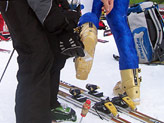 Lo skiman Rossignol pulisce con cura gli scarponi a Schieppati