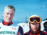 Due giovani carabinieri al traguardo dello slalom