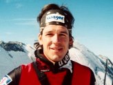 Lo slalomista austriaco Kilian Albrecht, al solito senza casco