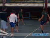 I ragazzi del gruppo 3 si cimentano in un match di pallavolo nella palestra di Ponte di legno