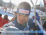 Peter Fill, sempre disponibile, firma un casco
