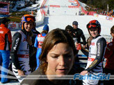 Julia Mancuso appoggia gli sci sotto lo sguardo divertito delle apripista tedesca